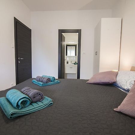 Family Apartments Brach Bol Exterior foto