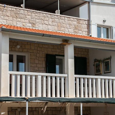 Family Apartments Brach Bol Exterior foto