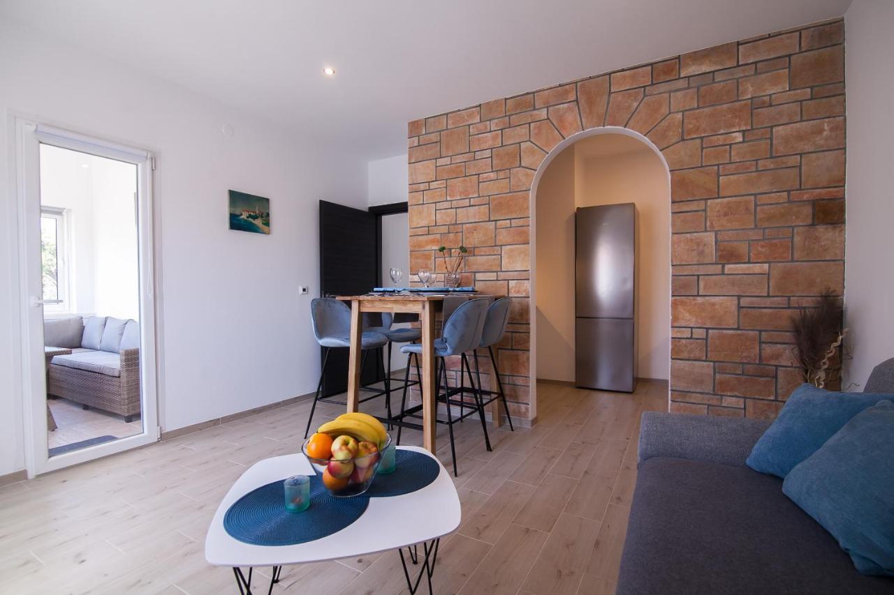 Family Apartments Brach Bol Exterior foto