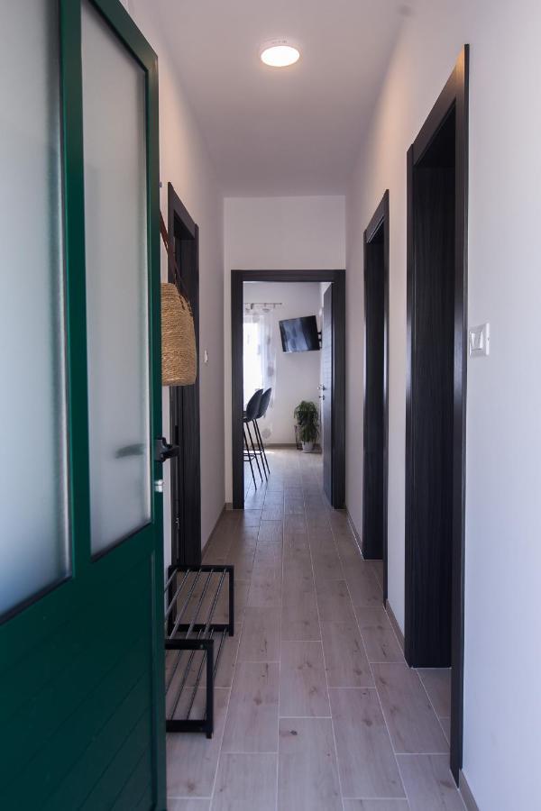 Family Apartments Brach Bol Exterior foto