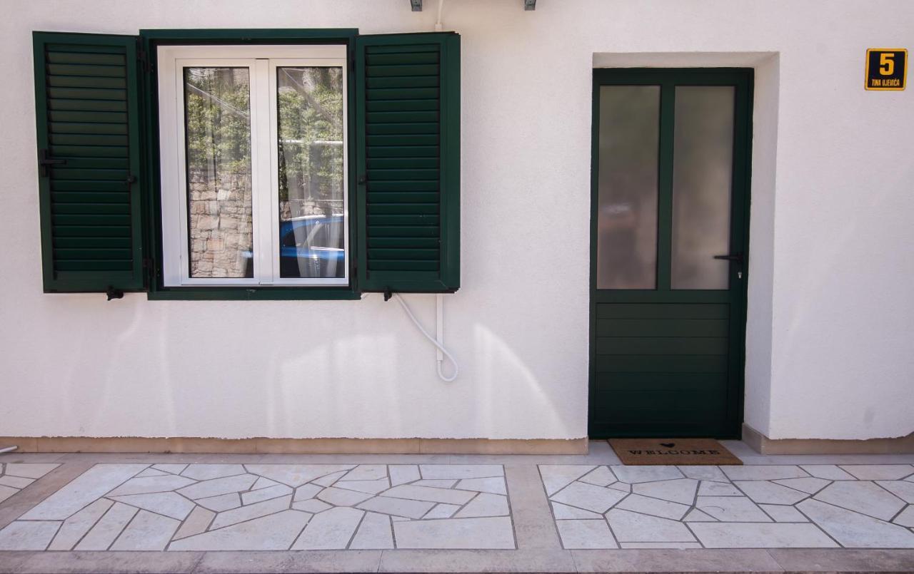 Family Apartments Brach Bol Exterior foto