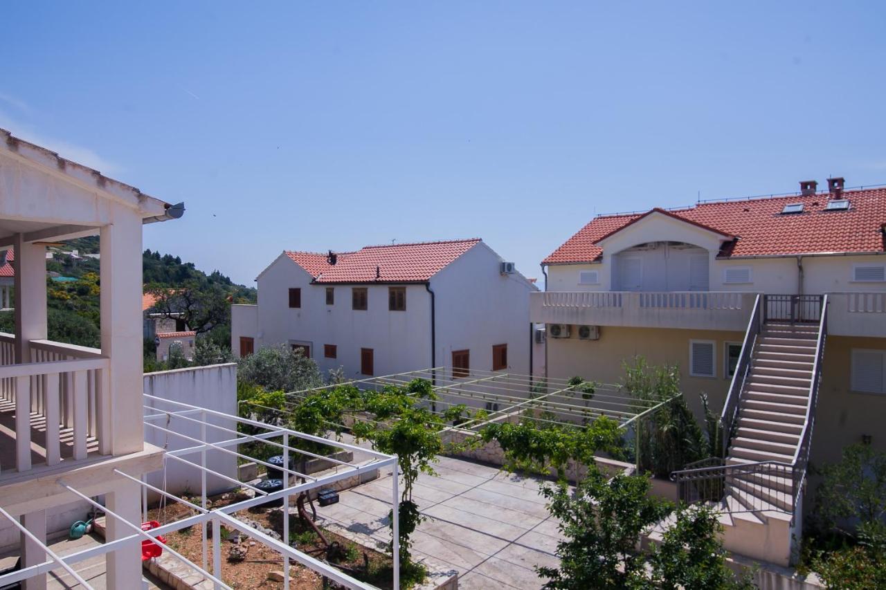 Family Apartments Brach Bol Exterior foto