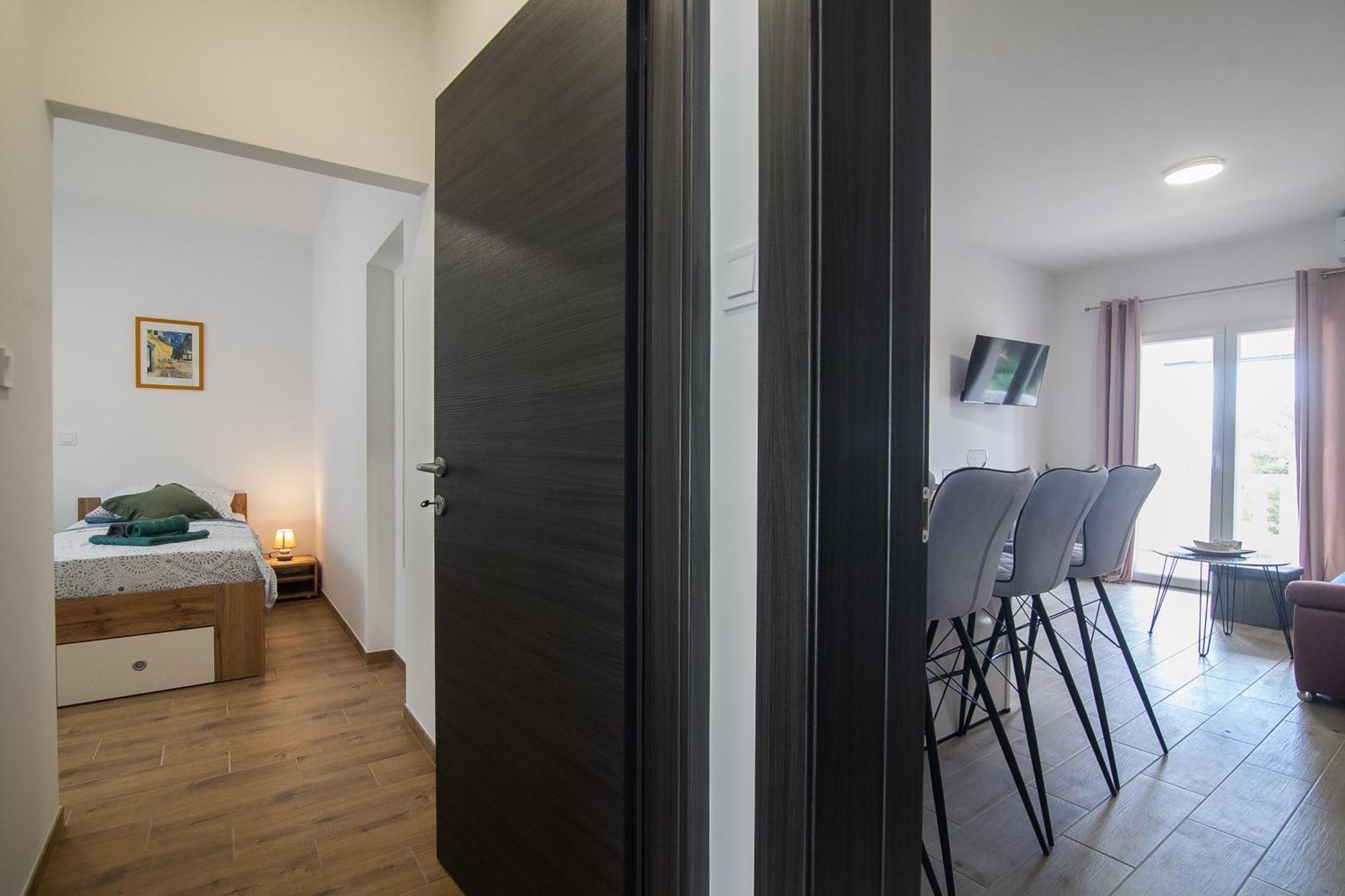 Family Apartments Brach Bol Exterior foto