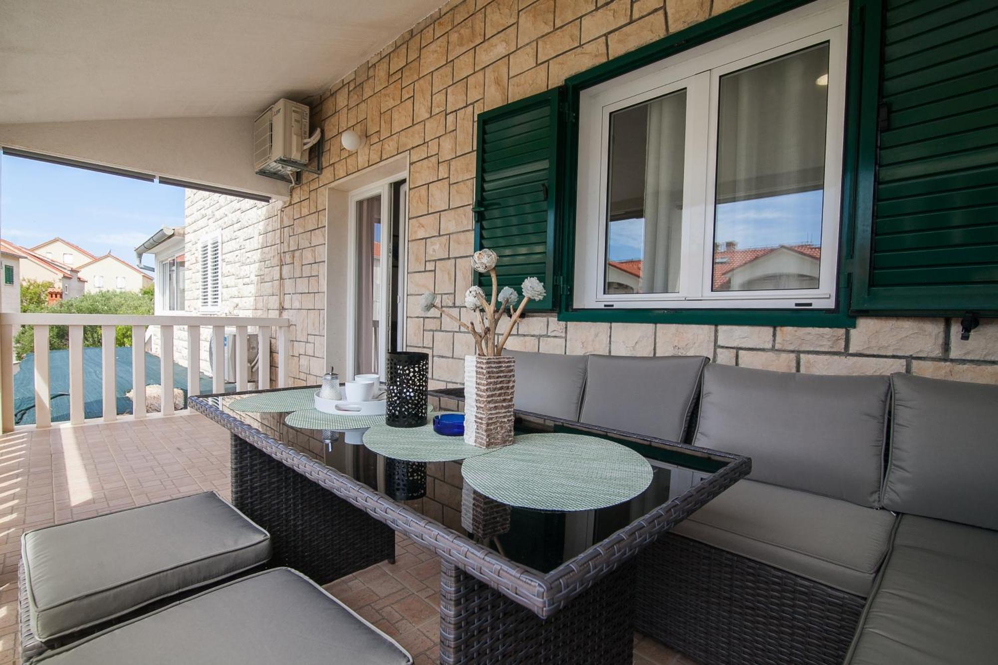 Family Apartments Brach Bol Exterior foto