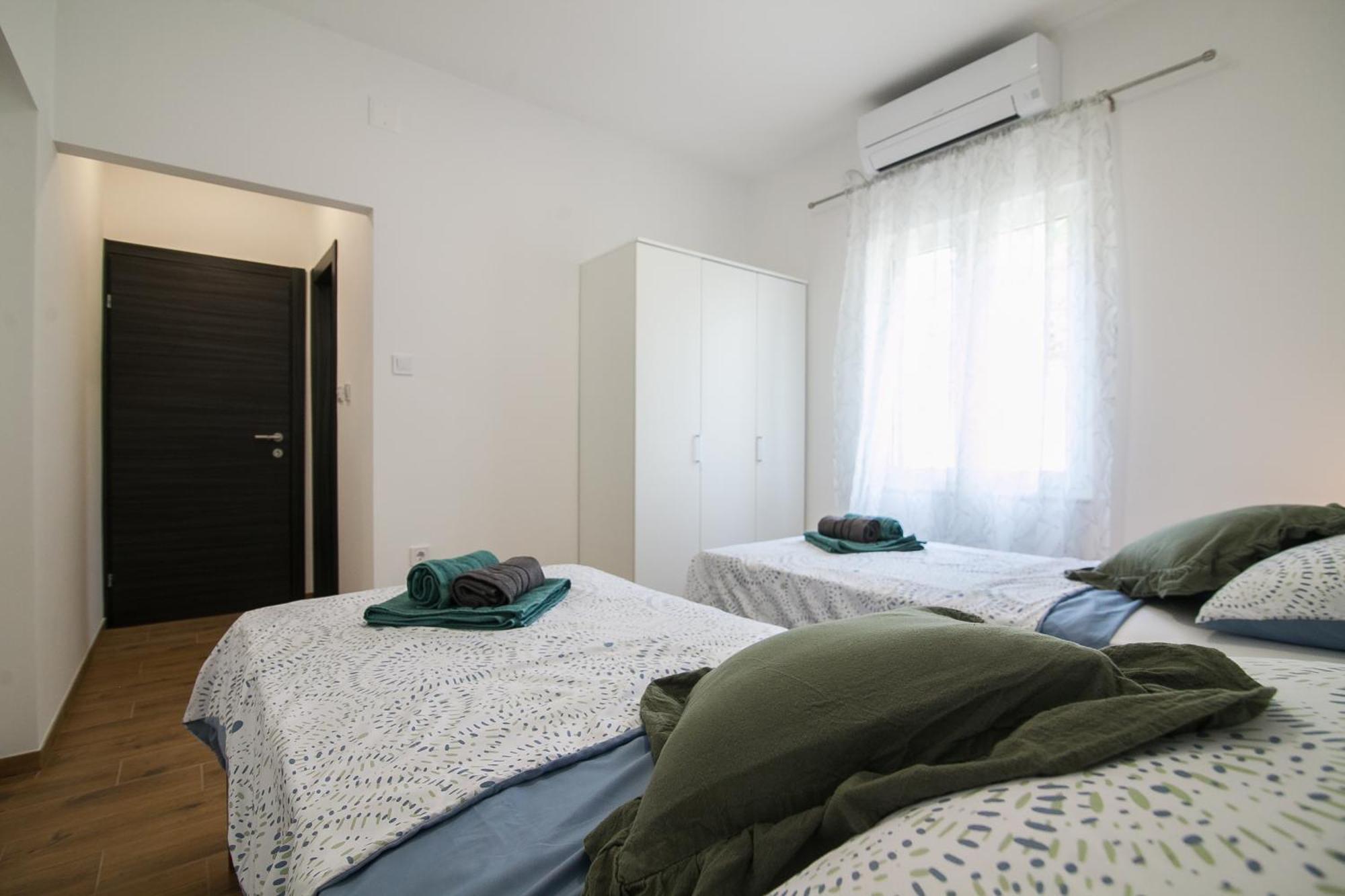 Family Apartments Brach Bol Exterior foto